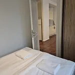 The Double For 6 Person In The Center